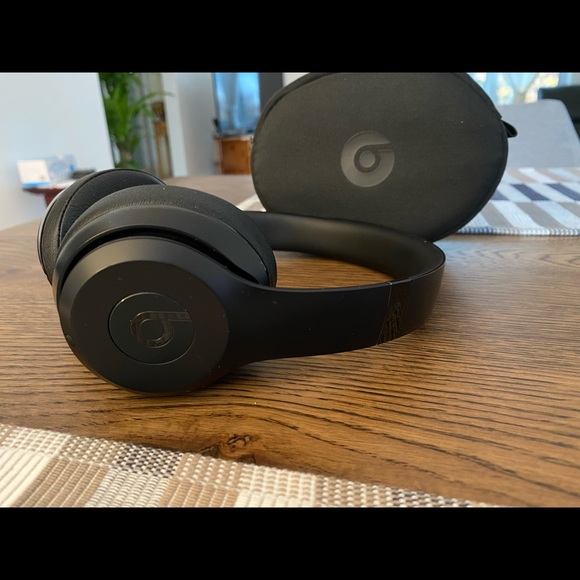 SOLD Wireless Beats solo 3 - Picture 6 of 10